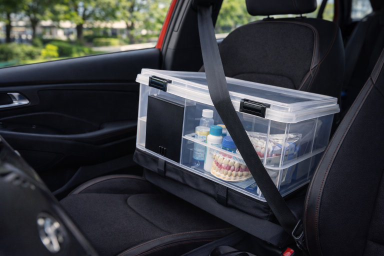 Dental-Box gesichert im Fahrzeug